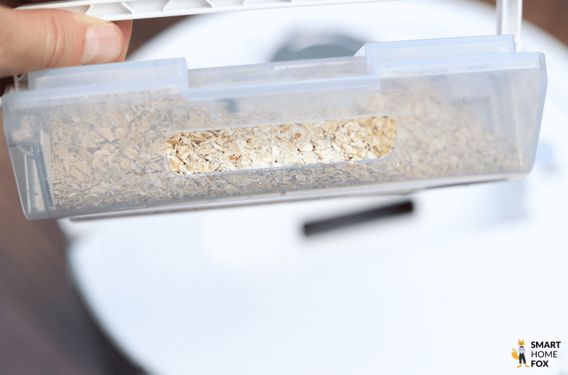 Der mobile Schmutzbehälter des ECOVACS DEEBOT T20 OMNI ist bis zum Anschlag mit Schmutz befüllt.